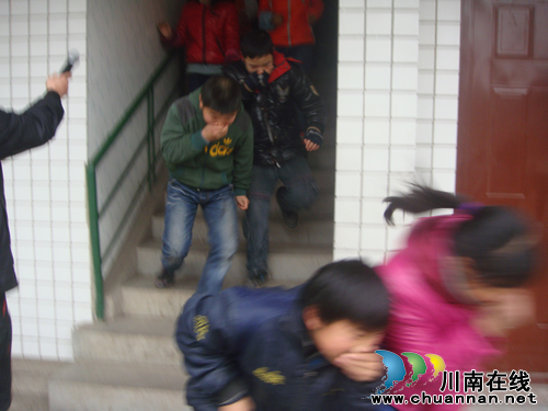 威远县城北中学举行火灾应急疏散演练(图1)