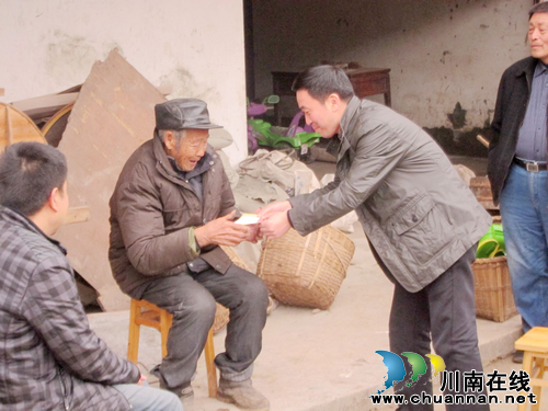合江县委组织部赠送关爱基金让老党员温暖过冬(图2) 合江县委组织部赠送关爱基金让老党员温暖过冬(图2)