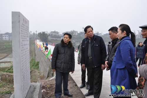 云锦镇:村民“围观”机窝功德碑(图2) 云锦镇:村民“围观”机窝功德碑(图2)