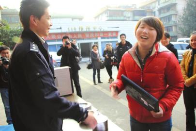 自贡警方昨日向20多名失主返还价值17万赃物(图1) 自贡警方昨日向20多名失主返还价值17万赃物(图1)