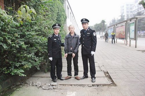 宜宾:7天 15岁男用砖头砸头抢劫3起(图1) 宜宾:7天 15岁男用砖头砸头抢劫3起(图1)