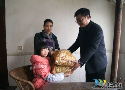 "学校尖子"获爱心企业救助 立志当医生救病人(图1) "学校尖子"获爱心企业救助 立志当医生救病人(图1)