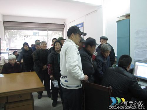 泰安镇：群众排队喜领奖励扶助农行卡(图1)