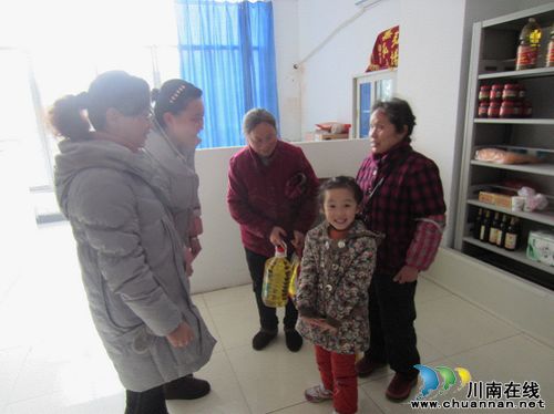 江阳区团区委慰问南苑社区特困儿童(图1)
