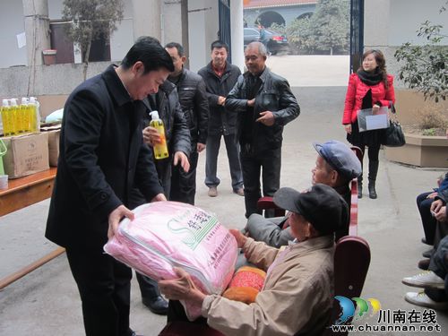 付小平到邻玉街道慰问困难教师和党员群众(图1) 付小平到邻玉街道慰问困难教师和党员群众(图1)