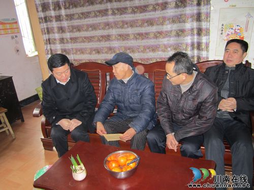 付小平到邻玉街道慰问困难教师和党员群众(图2) 付小平到邻玉街道慰问困难教师和党员群众(图2)