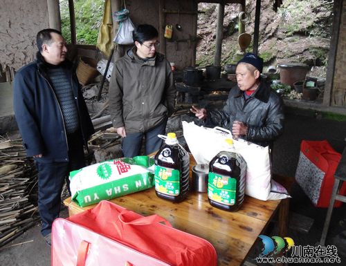 泸州市路政支队赴大石乡慰问困难群众(图1) 泸州市路政支队赴大石乡慰问困难群众(图1)