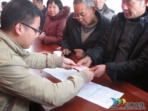 奇峰镇:33名困难职工受助(图2) 奇峰镇:33名困难职工受助(图2)