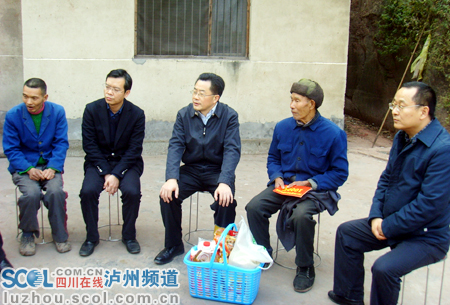 泸州市长刘强&nbsp;节前看望慰问泸县困难群众(图2)
