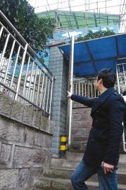 宜宾一市民凌晨翻墙回家被当成小偷&nbsp;业主保安都挂彩了(图1)