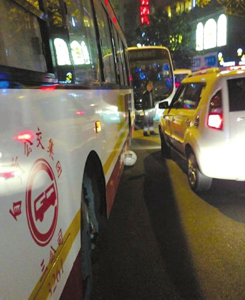 自贡“疯狂石球”又撞公交车&nbsp;谁来管管这些球(图1)