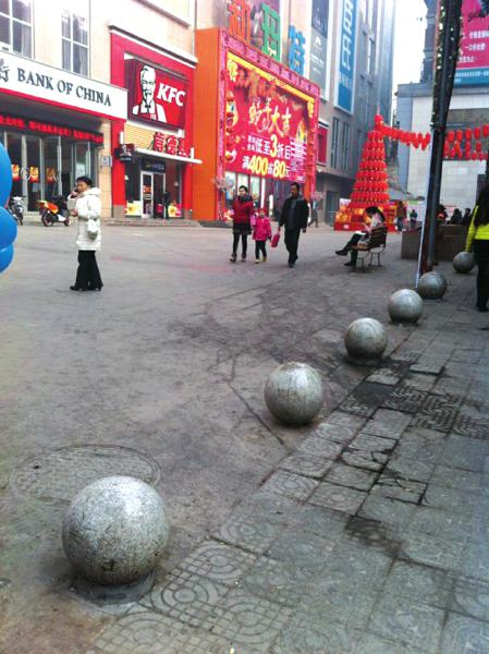 自贡“疯狂石球”又撞公交车&nbsp;谁来管管这些球(图2)
