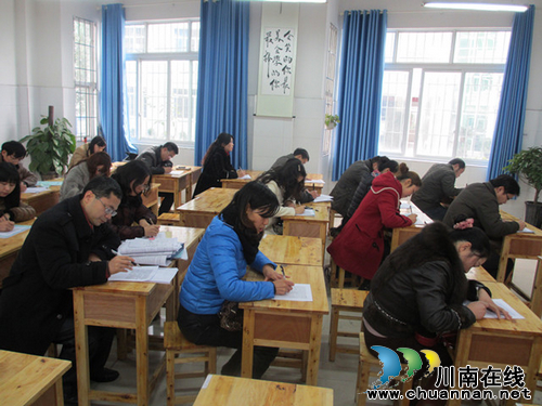 泸州市城北学校举行“幸福杯”教师现场作文大赛(图1) 泸州市城北学校举行“幸福杯”教师现场作文大赛(图1)