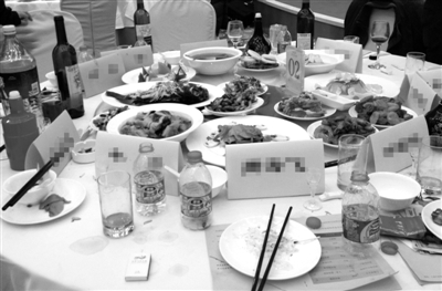 10家驻京办餐厅暗访:部分公务接待抽真龙喝茅台(图1) 10家驻京办餐厅暗访:部分公务接待抽真龙喝茅台(图1)