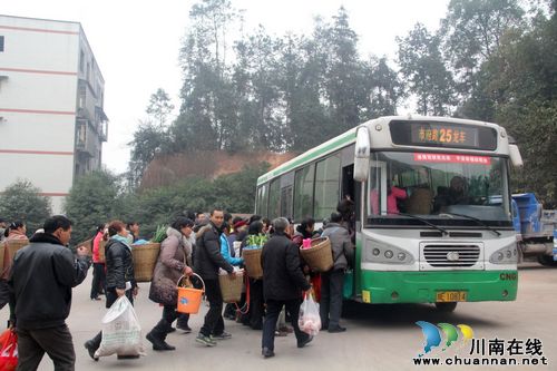 泸州纳溪:龙车赶集日,年关更是“热翻天”(图4) 泸州纳溪:龙车赶集日,年关更是“热翻天”(图4)