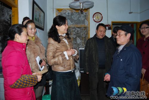 江阳区人口计生局领导慰问山岩脑贫困计生户(图1)