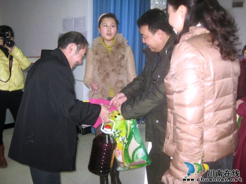 江阳区人口计生局领导慰问山岩脑贫困计生户(图2)