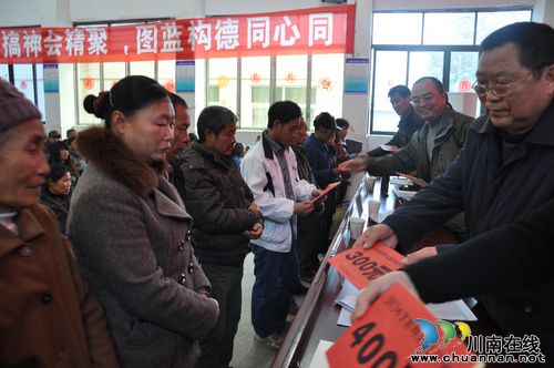 云锦镇：贫困职工喜领慰问金(图1)