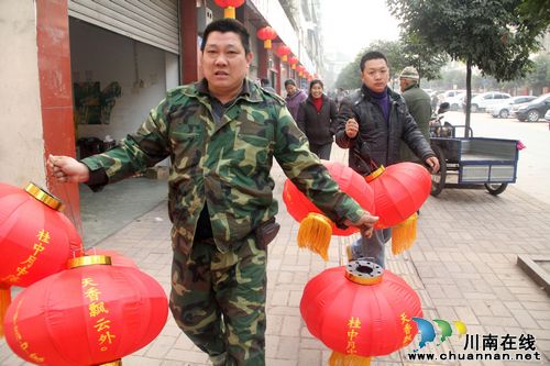 龙车镇:灯笼印诗句 "桂花文化"迎新春(图2) 龙车镇:灯笼印诗句 "桂花文化"迎新春(图2)