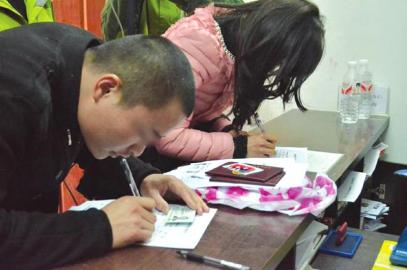 宜宾一服刑男子昨日与爱人完婚(图1) 宜宾一服刑男子昨日与爱人完婚(图1)