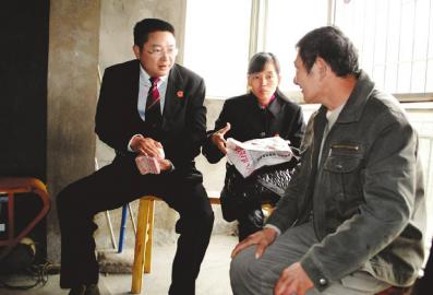农民工意外摔下 泸州法官帮忙将赔偿款送到家(图1) 农民工意外摔下 泸州法官帮忙将赔偿款送到家(图1)