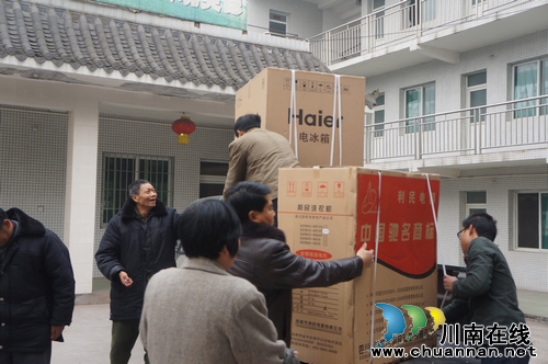 泸县水务局到立石镇开展慰问工作(图1) 泸县水务局到立石镇开展慰问工作(图1)