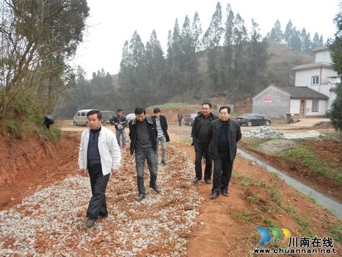 佛荫镇:白屋村春节前捐资筹劳修通“断头路”(图1) 佛荫镇:白屋村春节前捐资筹劳修通“断头路”(图1)