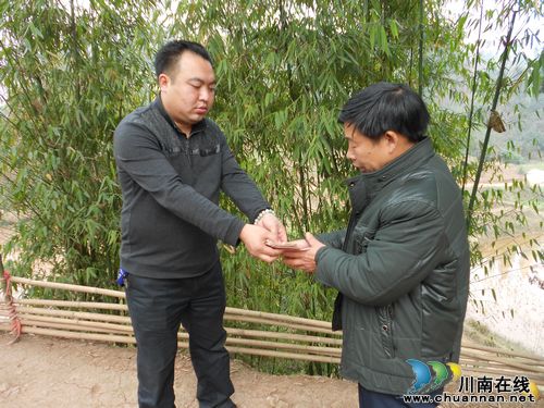 佛荫镇:白屋村春节前捐资筹劳修通“断头路”(图2) 佛荫镇:白屋村春节前捐资筹劳修通“断头路”(图2)