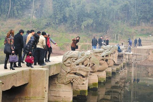 中国最大的龙雕石板桥 泸县龙脑桥迎“大修”(图1) 中国最大的龙雕石板桥 泸县龙脑桥迎“大修”(图1)