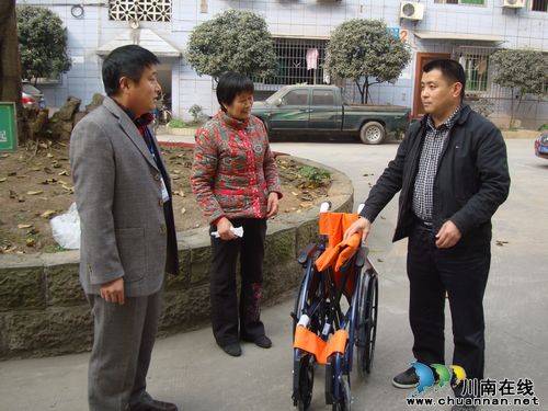 泸县县委常委、政法委书记李镇到泸县司法局慰问困难干警