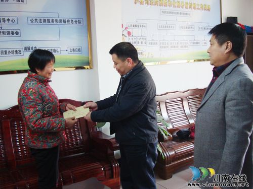 泸县县委常委、政法委书记李镇到泸县司法局慰问困难干警(图1)
