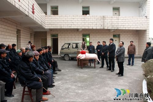 泸县县委常委廖俊到海潮镇开展送温暖春节慰问活动(图2)