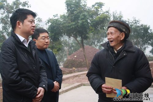泸县县委常委廖俊到海潮镇开展送温暖春节慰问活动(图1)