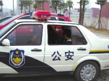 开警车到绵阳接孩子&nbsp;自贡两派出所所长被免职(图2)
