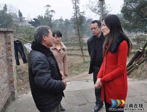 泸县副县长秦臻看望慰问“计生三结合”帮扶户