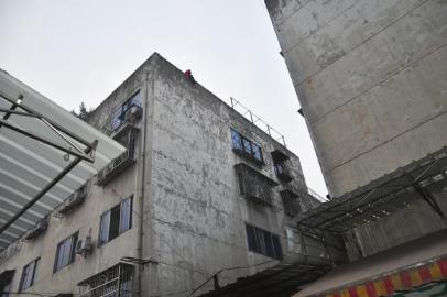 与家人争吵&nbsp;泸县少女跳楼轻生获救