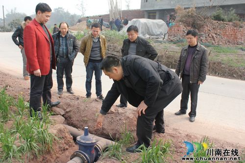 泸县水务局走访慰问潮河镇一线工人