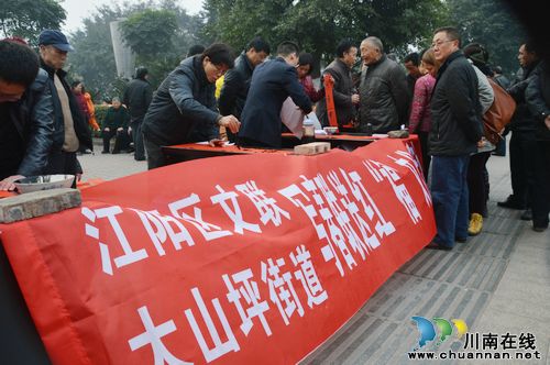 书法家挥毫泼墨&nbsp;写春联迎春送“福”
