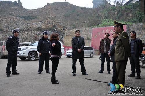 叙永县领导兵分三路严查交通违法违章行为