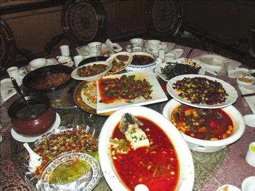 自贡"剩宴":吃一半倒一半 潲水工:运去喂猪(图1) 自贡"剩宴":吃一半倒一半 潲水工:运去喂猪(图1)