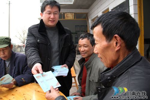 龙车镇：发放“党员学习读本”为流动党员“充电”(图1)