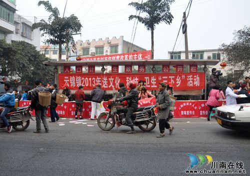 云锦镇:群众乐享科技文化“大餐”(图1) 云锦镇:群众乐享科技文化“大餐”(图1)