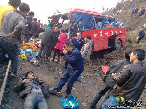 石宝工商所参与"2.1"事故救援:危难时挺身而出(图3) 石宝工商所参与"2.1"事故救援:危难时挺身而出(图3)