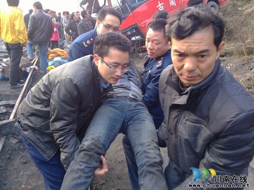 石宝工商所参与"2.1"事故救援:危难时挺身而出(图4) 石宝工商所参与"2.1"事故救援:危难时挺身而出(图4)