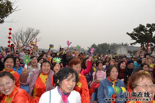 华阳街道:机关干部下基层 倾情演绎“新春盛宴”(图1) 华阳街道:机关干部下基层 倾情演绎“新春盛宴”(图1)