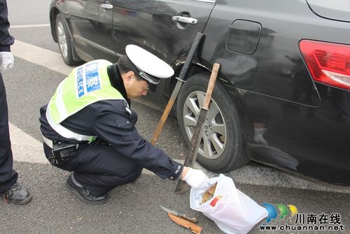 泸州交警查获一无牌轿车私藏毒品、管制刀具(图3) 泸州交警查获一无牌轿车私藏毒品、管制刀具(图3)