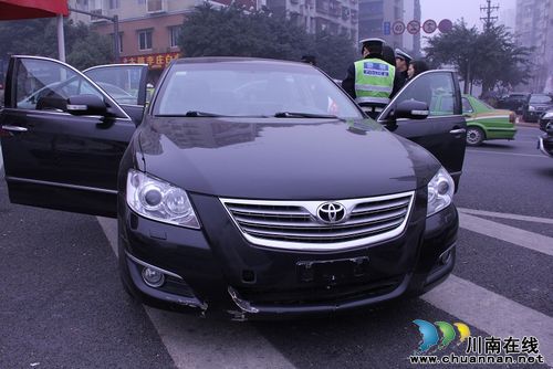 泸州交警查获一无牌轿车私藏毒品、管制刀具(图1) 泸州交警查获一无牌轿车私藏毒品、管制刀具(图1)