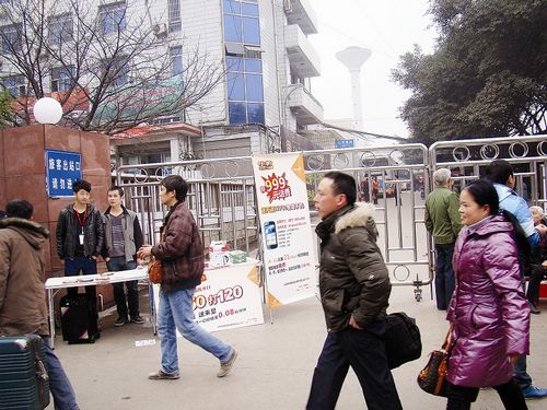 宜宾南客站外乱哄哄&nbsp;形同集市(图1)
