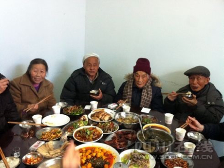 平凡人家泸州一户人家近百人 团年饭好热闹(图1) 平凡人家泸州一户人家近百人 团年饭好热闹(图1)