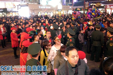 青年志愿者亮相第十九届自贡国际恐龙灯会(图2) 青年志愿者亮相第十九届自贡国际恐龙灯会(图2)